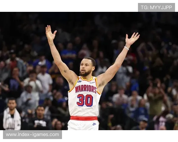 勇士库里关键三分救主，团队化学反应逐步改善