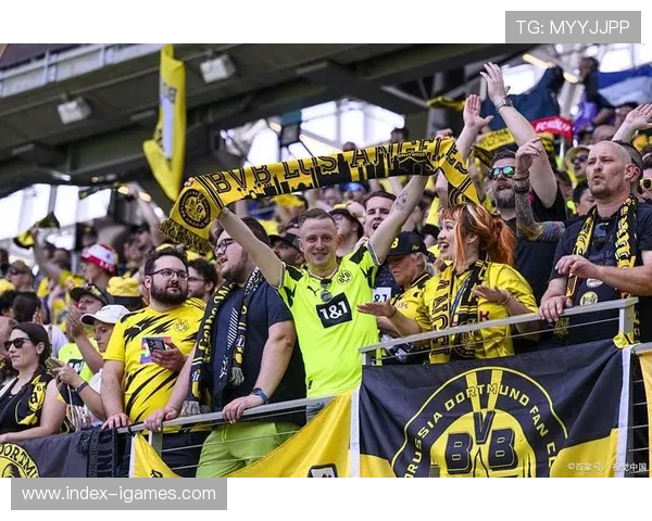 多特蒙德客场球迷高歌，柏林联合主场气氛热烈